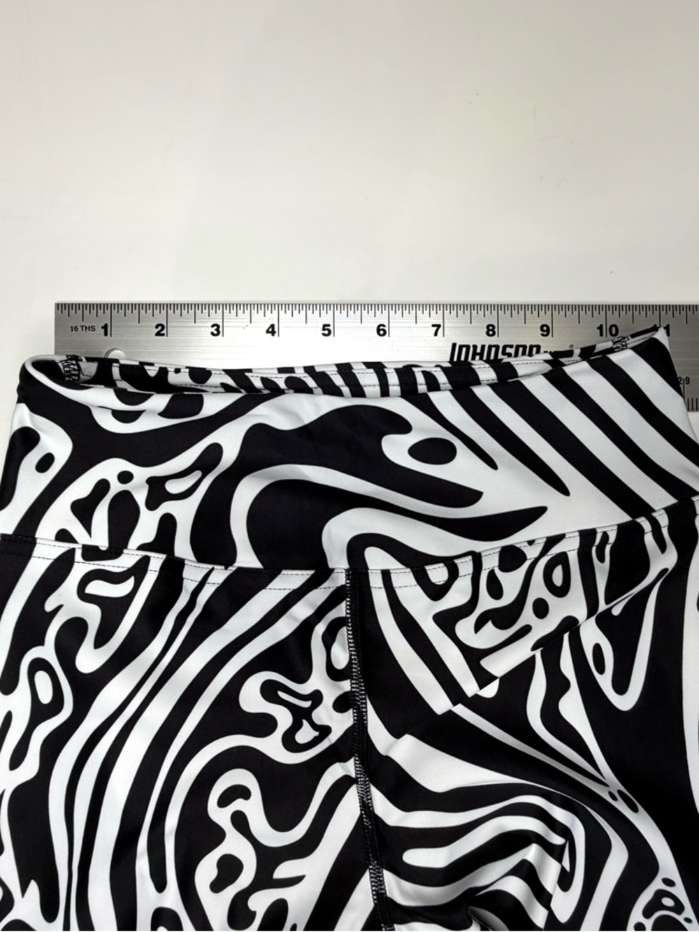 Fierce Pulse Women’s size Medium Black & White Swirl Pattern Leggings. Like new! - Picture 4 of 6